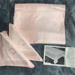 Hortensia by Jabara table cloth and napkins pink